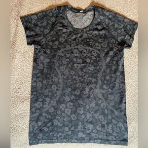 Lululemon Swiftly Tech SS, size 12, navy and white pattern
